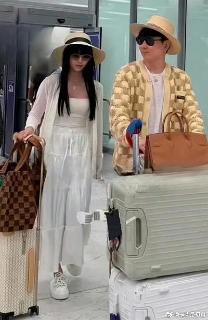 林俊杰七七同游巴黎林俊杰和女友七七被拍到同游巴黎，两人巴黎机场时头戴情侣草帽、墨