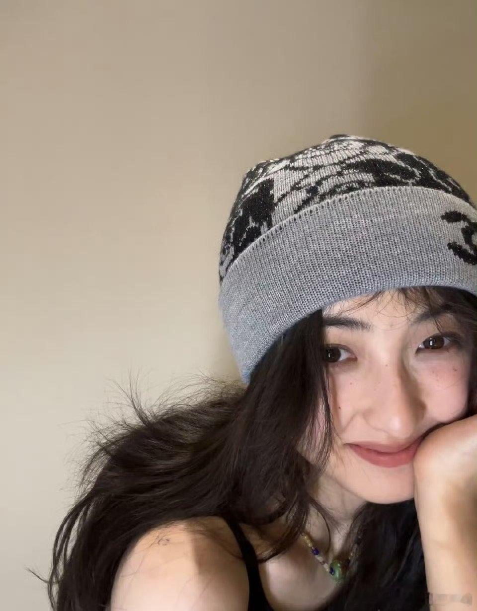 张子枫子枫妹妹这个纹身小巧又好看,整个人都增添了一种气质,她真的好有文艺感,一定