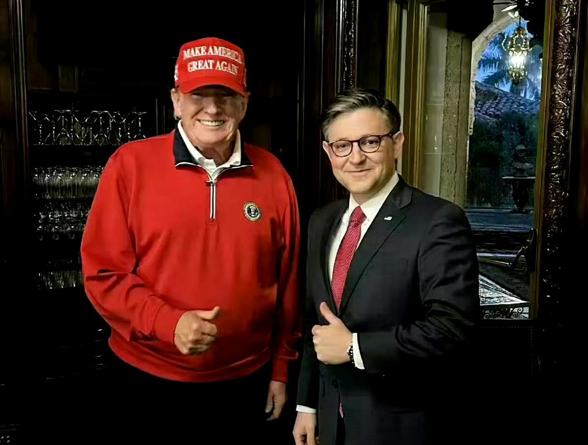 白宫说，美国有多种获得格陵兰岛的方案，不排除军事选项。
美国众议长回应称，军事手