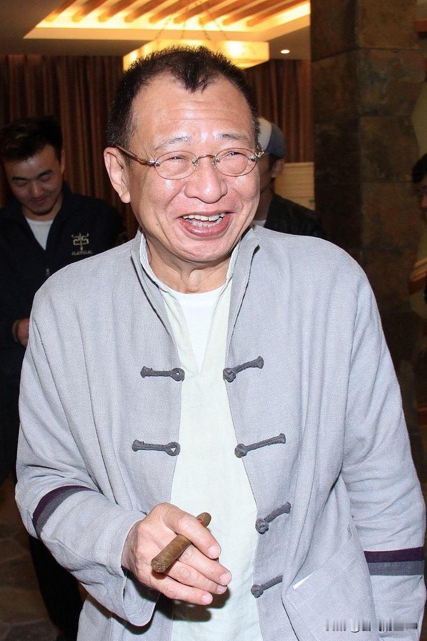 许绍雄老先生特别爱笑，也活得特别通透清醒，他的社交平台，总是给粉丝分享人生感悟。