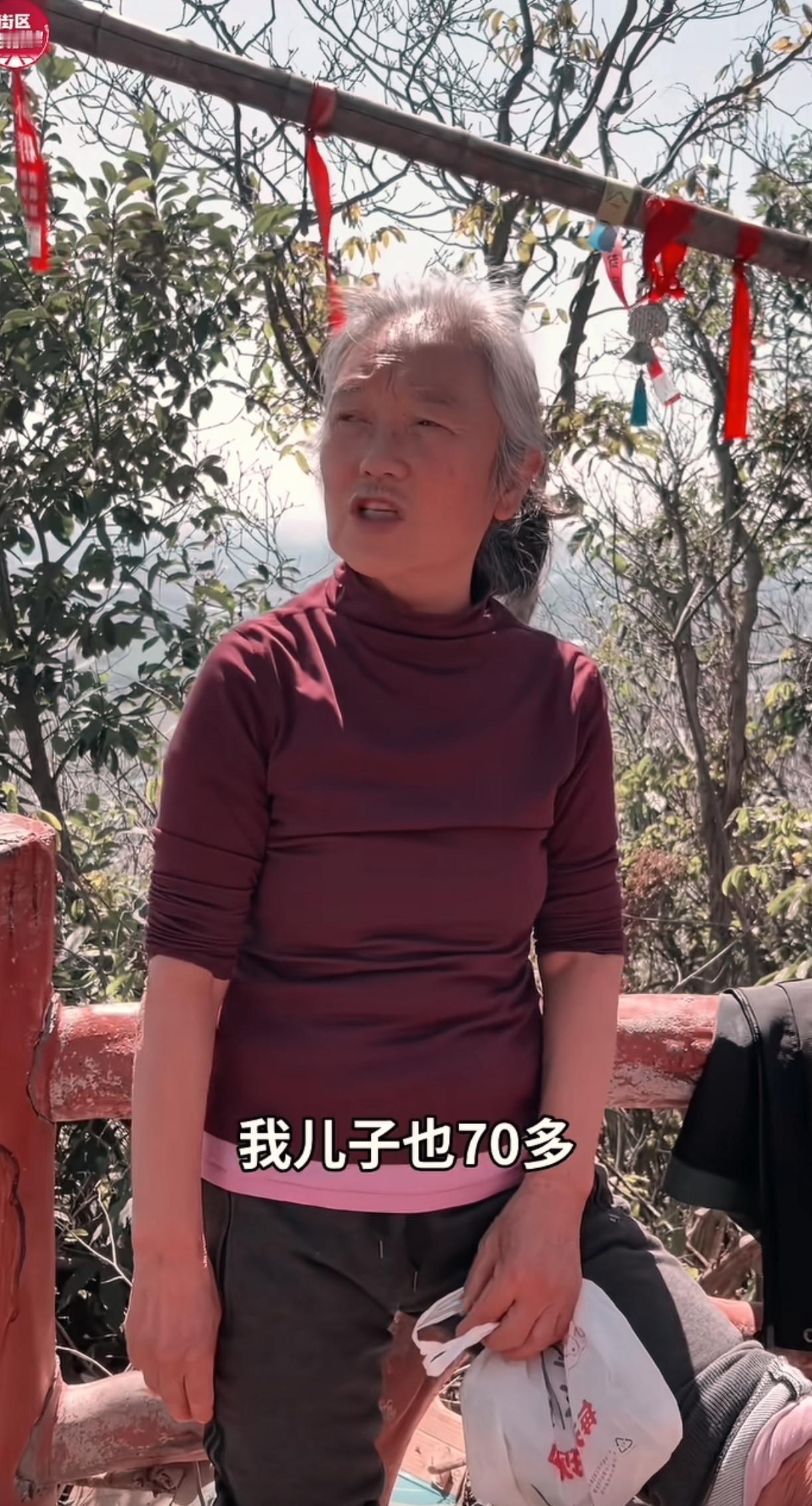 这个老太太不简单啊，游客在小灵峰问这个“老太太”有几个孩子，老太太说孩子都是老头