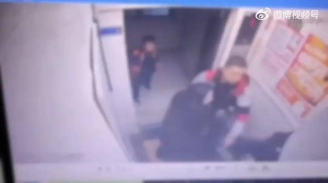 教师的觉醒：千万不要当着学生的面踩死蚂蚁。
这篇文章深刻探讨了教师在面对日常“麻