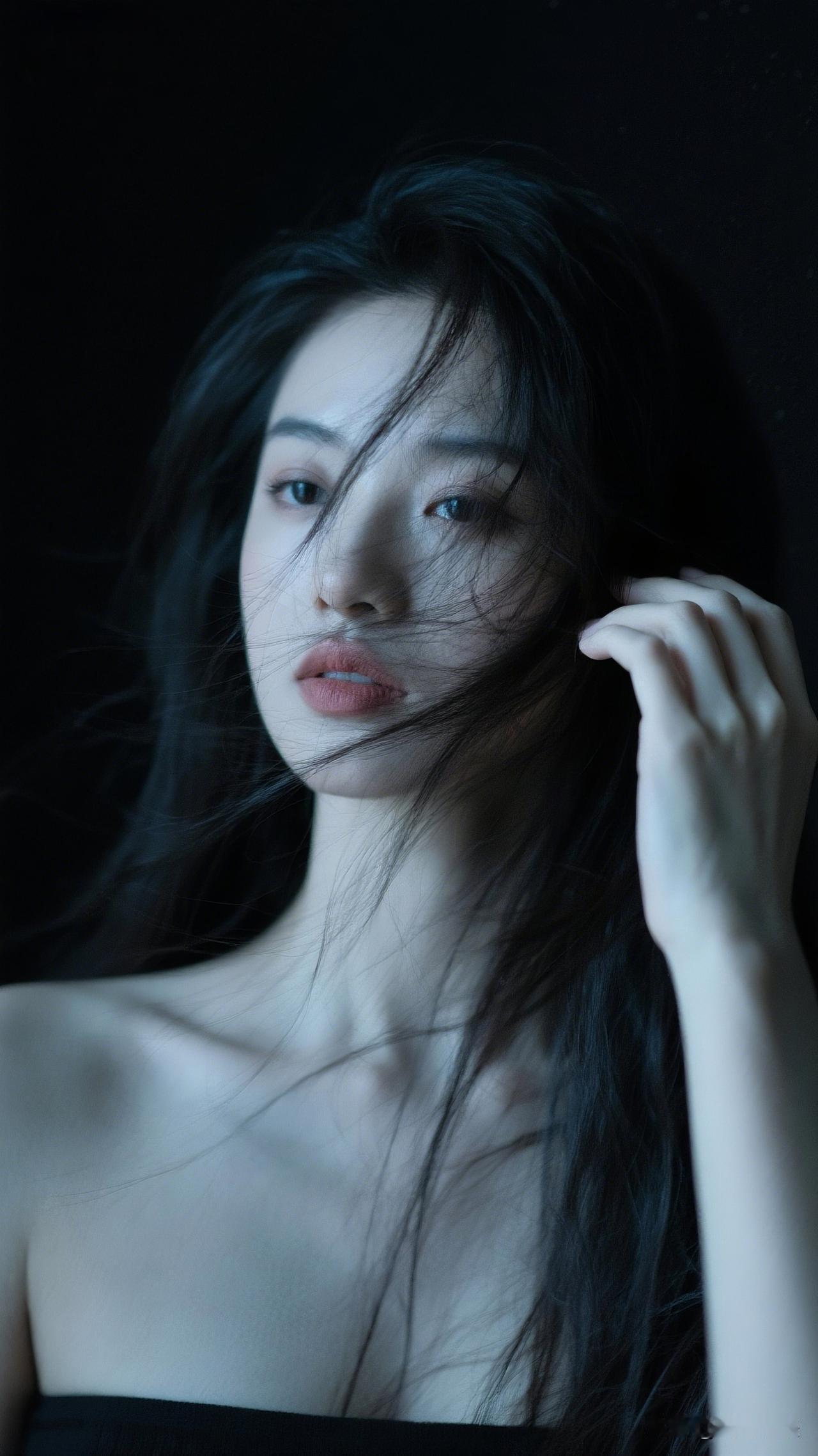高级感情绪写真太绝了！
 
清冷感黑裙+光影氛围直接封神，发丝飘动的每一刻都像电