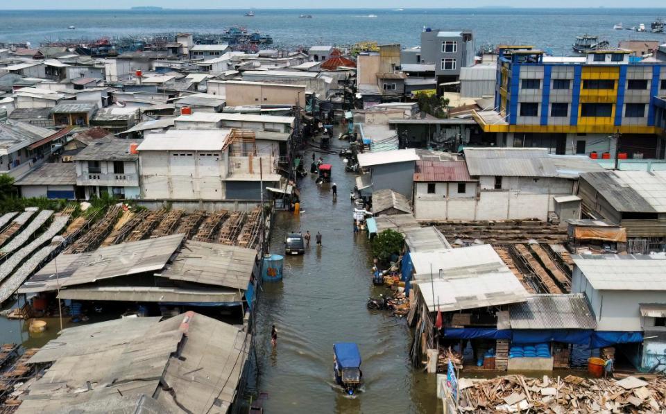 轰鸣的直升机掠过苏门答腊岛的山地，机身下救援人员正踩着泥泞搜寻，当地时间12月1