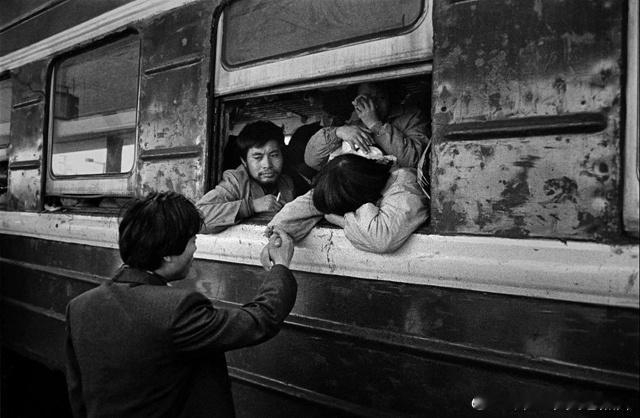 1994年春运期间，上海火车站的站台上，四川籍打工妹与山东籍打工仔泪洒站台。他俩