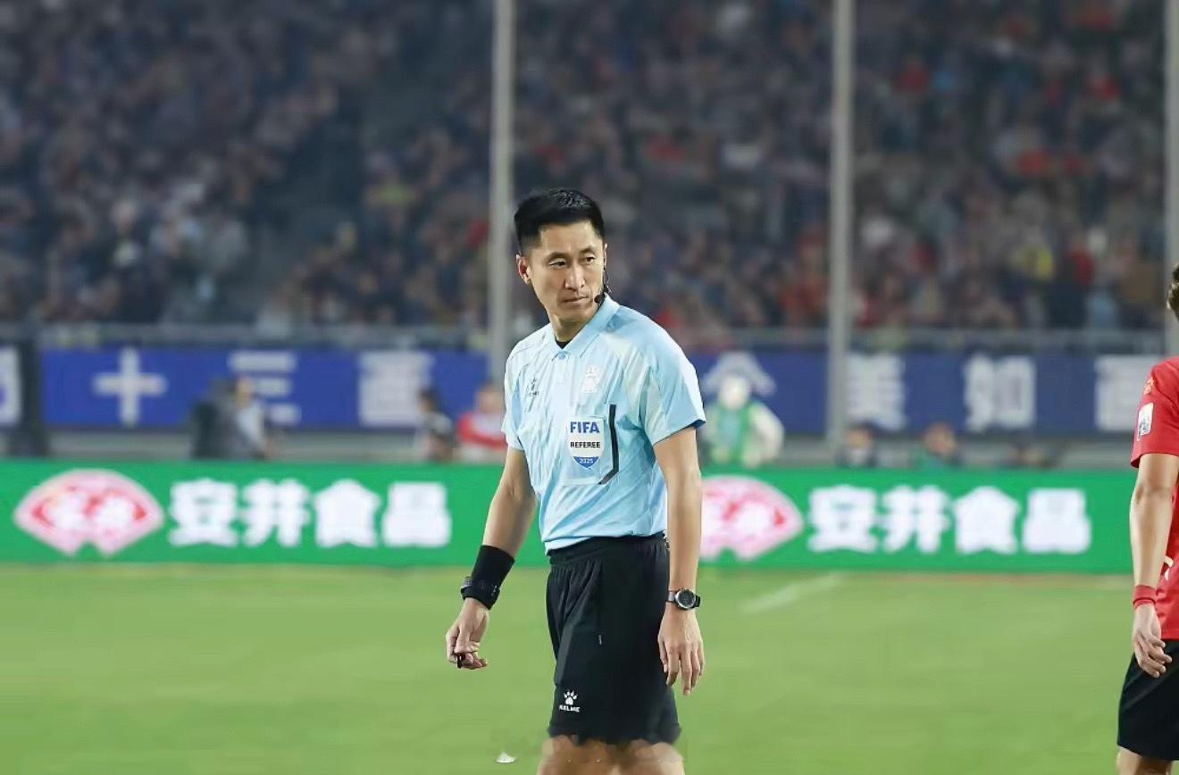 据北青体育报道，中超联赛将在第23轮的部分比赛中试行“裁判现场开麦”程序。主裁判