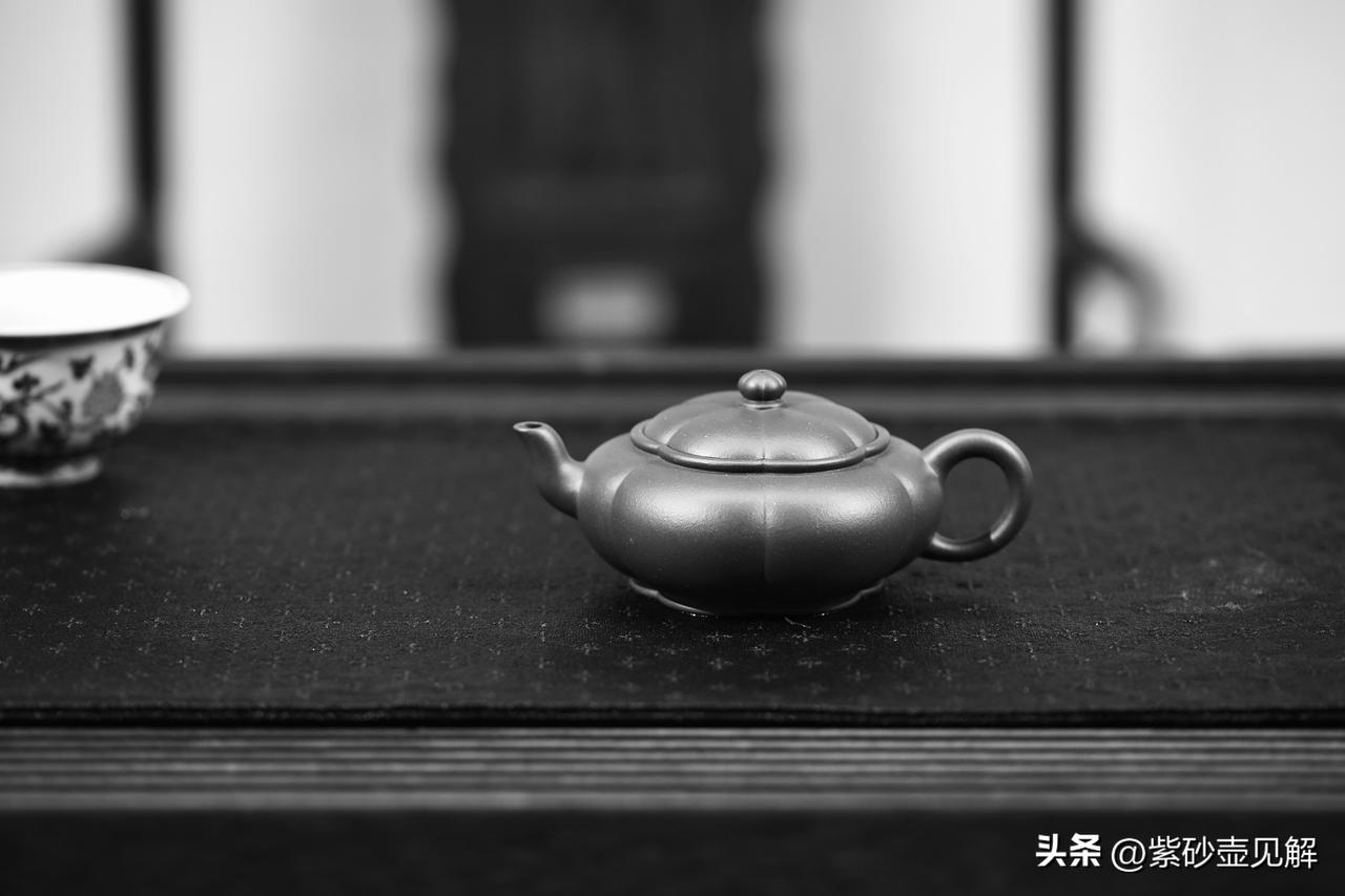 紫砂壶不是只拿来泡茶：玩火候、养茶性、赏器型
一把紫砂壶放在桌上，若只把它当泡茶