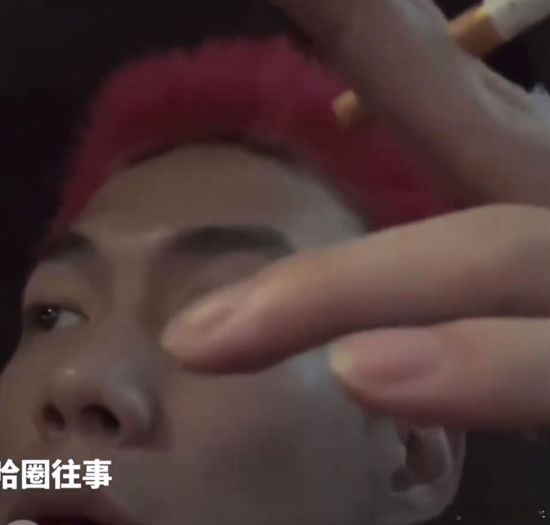 指甲里藏了芝士粒，包浆小奶酪！披萨饼皮边，榴莲泥，嘬一口啊香不香甜不甜？ 