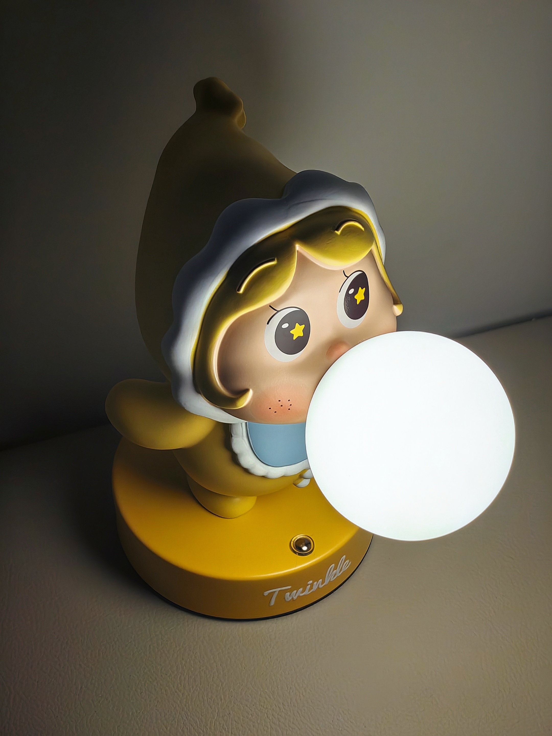 换了个萌萌小夜灯，就是续航时间太短了，我还没睡，它就没电了 