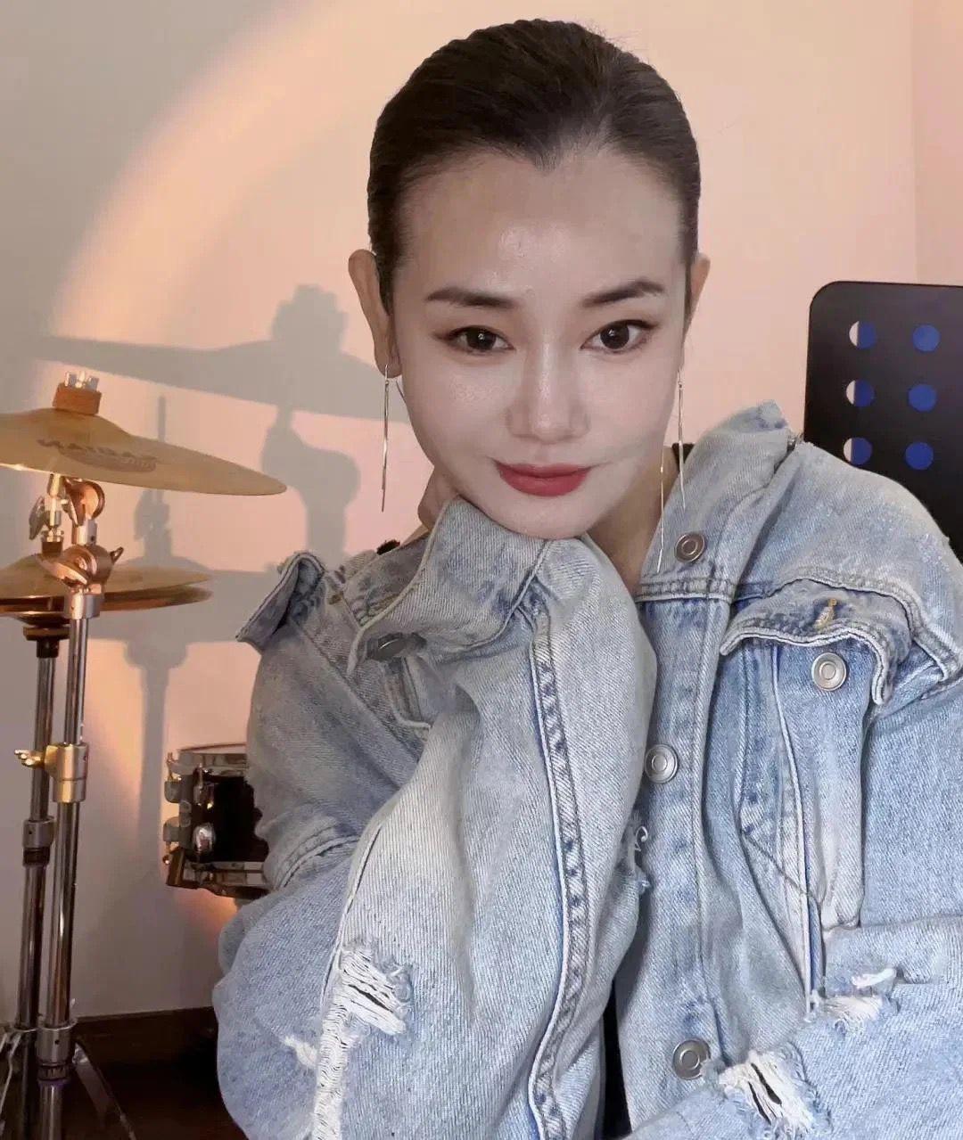 这到底是不是戚薇啊，网上吵了两天了，有人说是，有人说不是，甚至还有人说这是苗圃！