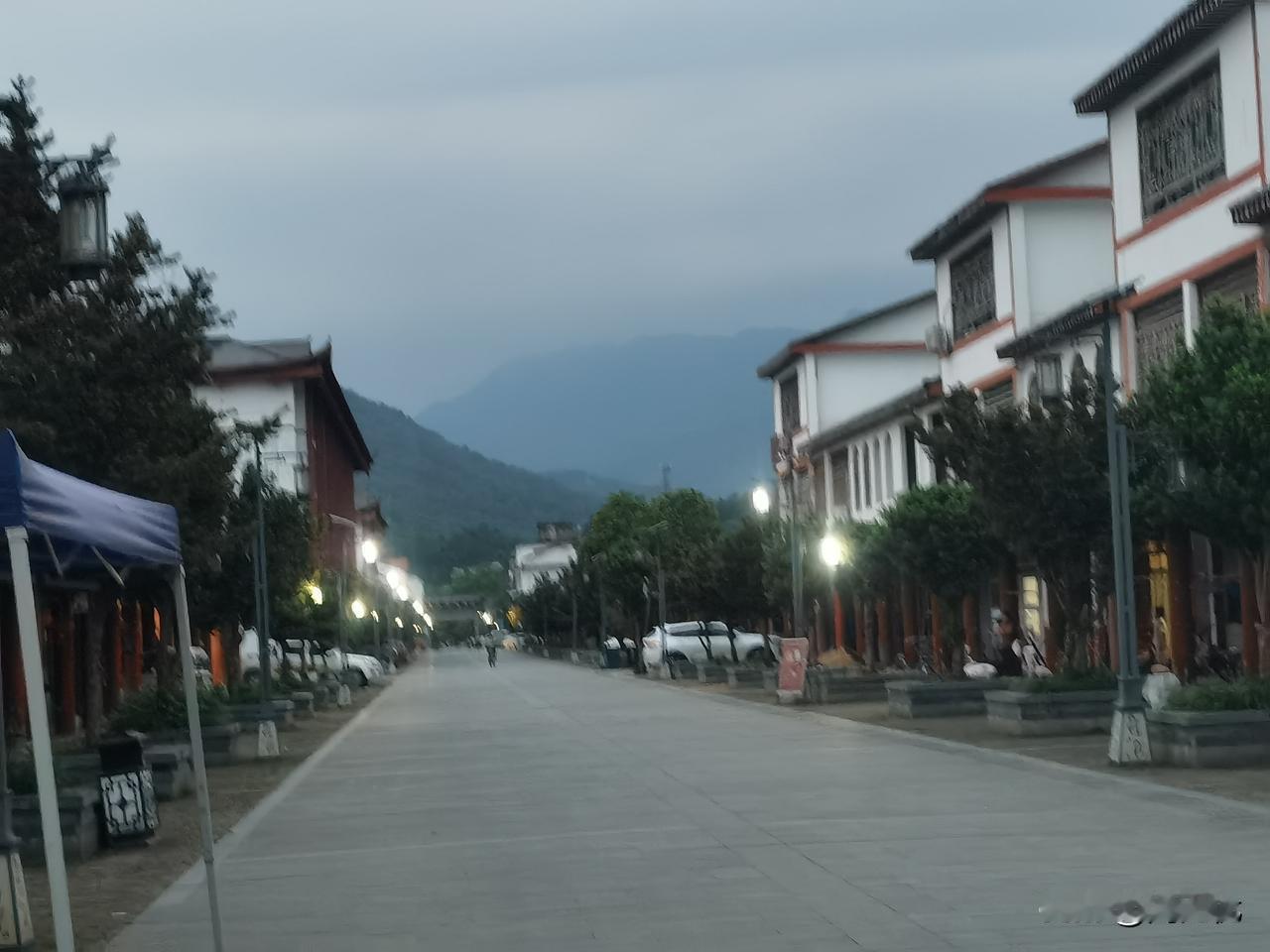 杨梅不好卖了。
杨梅运输中保鲜最难，如果能安全解决这个问题，杨梅就会好卖。
凭目