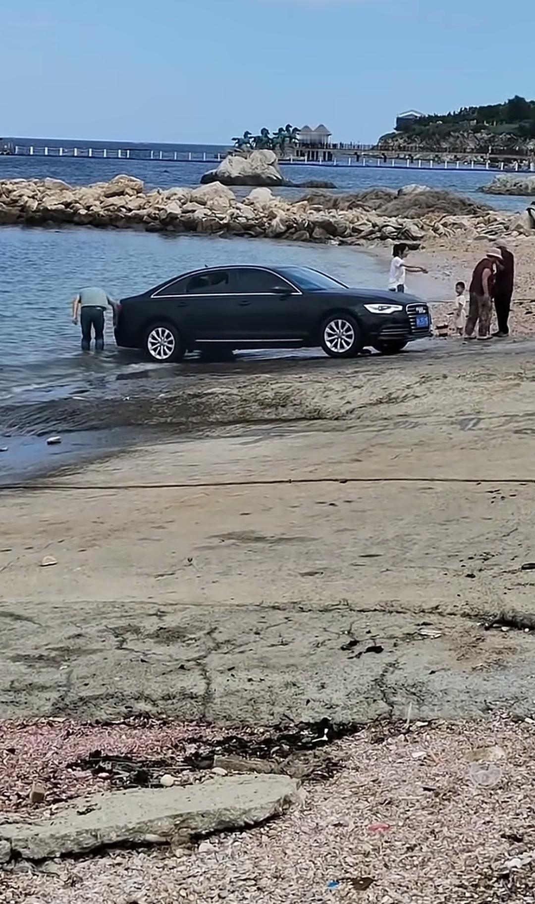 用海水洗车，他是咋想的呢？
说他头部有问题，但他还能买得起阿迪。夸他有钱，但几十