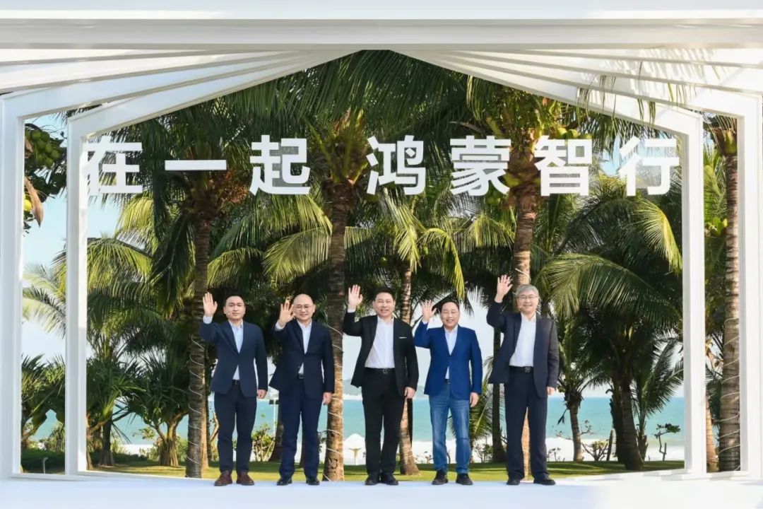鸿蒙智行自诞生之日起，已满一周年，正迅速迈入其发展的快车道  汽场全开  诞生于