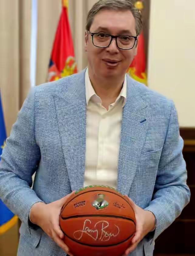 武契奇人高马大，他和篮球运动员握手，这几个女运动员和他差不多一样高，他们身高够均