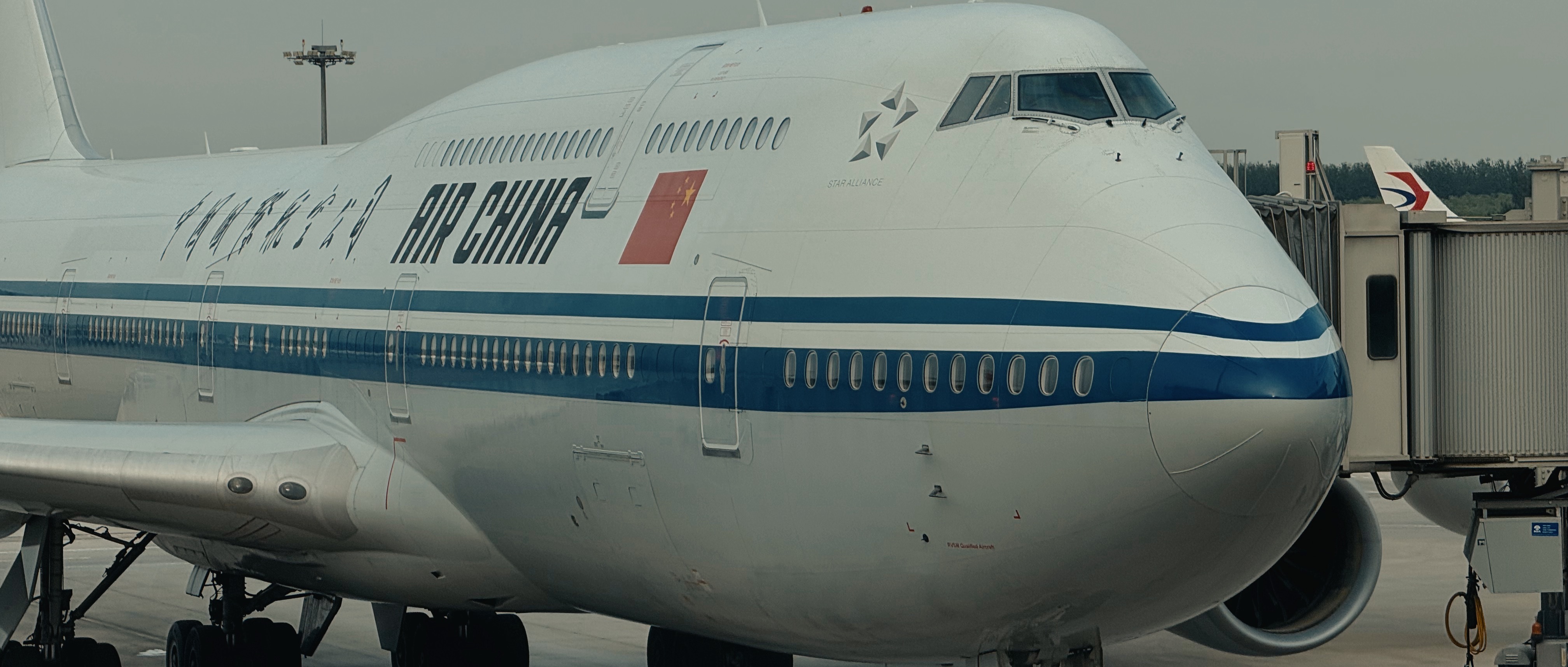 380和747比，还是喜欢大白鹅。论民航客机的经典形象，747就好比杰里韦斯特和