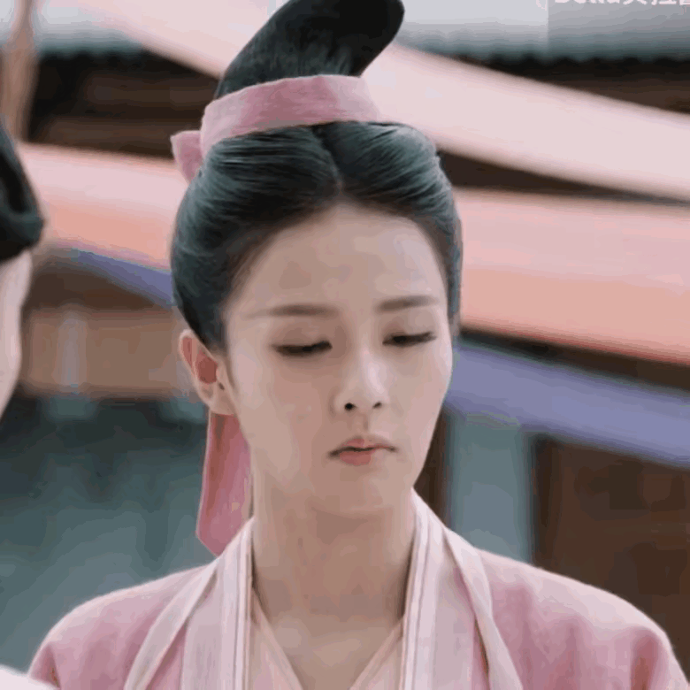 一般人不要做这个表情，对法令纹很不友好。就说这种韩系表演在古装剧里是不是很违和？