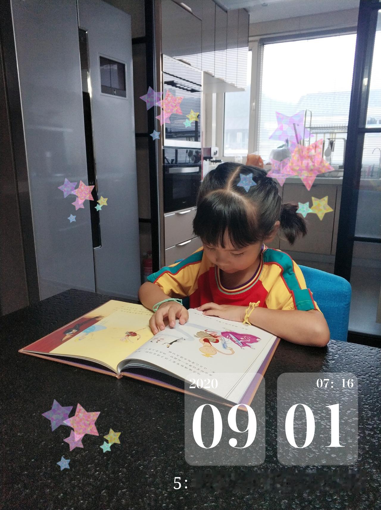 11：32放学，至此，Yaya告别小学校园，这会已经跟同学俩愉快的逛街+拼豆去了