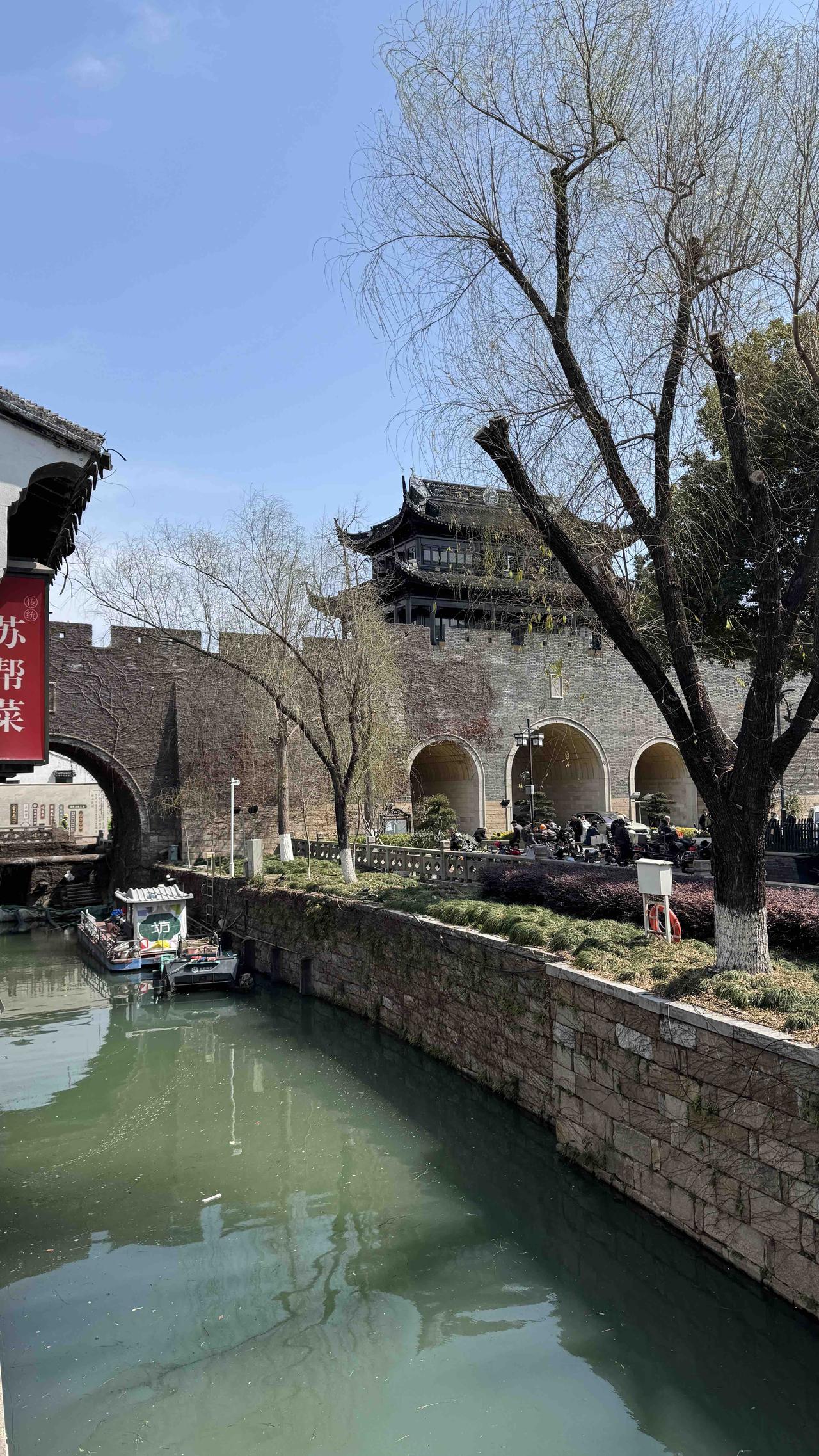 随拍城墙阊门苏州古城西北门，始建于春秋，是伍子胥筑阖闾大城时的八门之首，古称“破