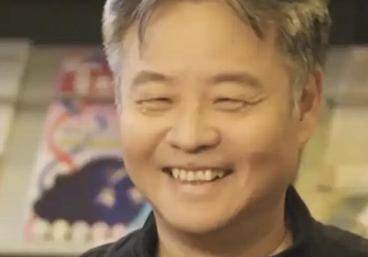 余华辅导儿子写作业，结果竟然导致儿子考试没及格，最后被儿子给嫌弃不会写作！
这可