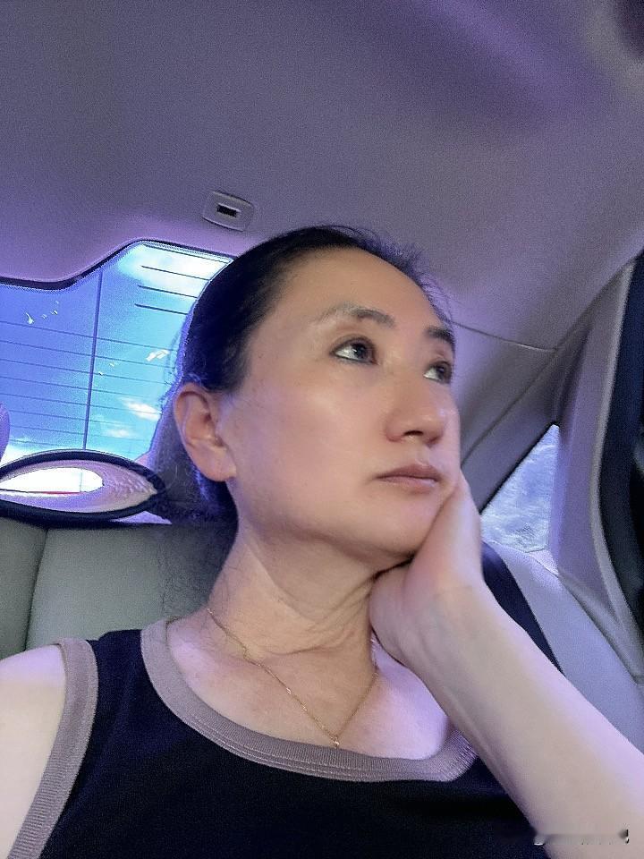 我弟弟总说羡慕我现在的生活，
他说：看你现在啥心不操，每天想吃啥吃啥，想干啥干啥