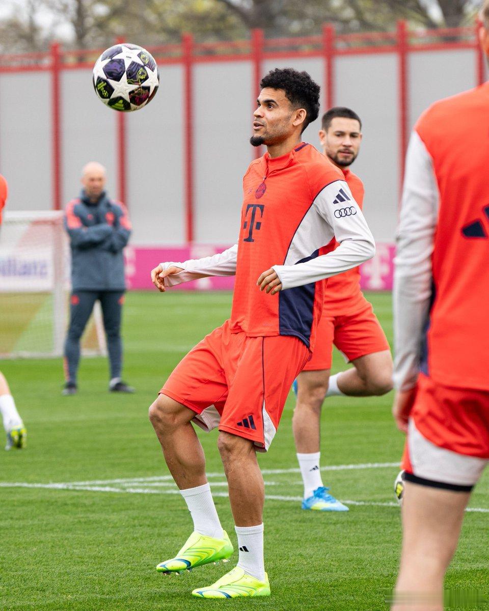 欧冠1/4决赛次回合临近，各队除了争夺晋级资格，还要应对黄牌带来的阵容隐患。33