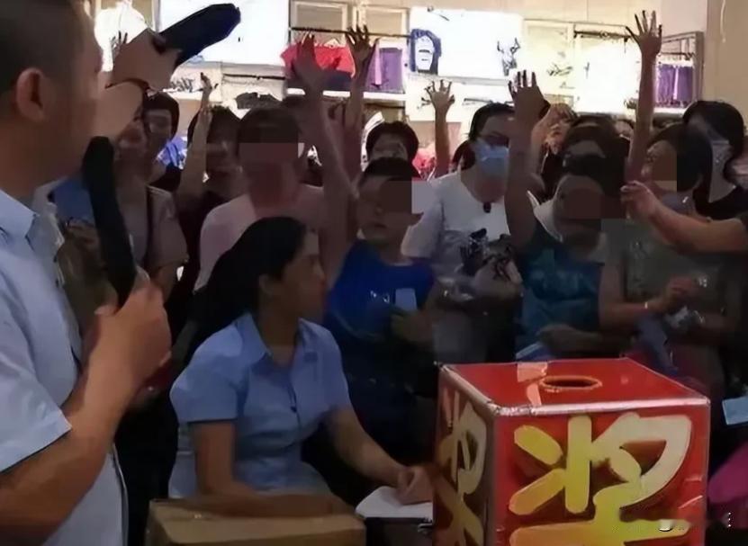 2014年贵州，一男子路过某楼盘，发现门口广告牌，宣传1块钱抽奖活动，便交了1块