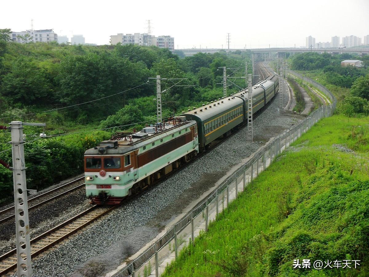 2015年6月拍摄的重庆铁路枢纽通勤列车，这是从重庆北到梨树湾，当时这趟列车从重