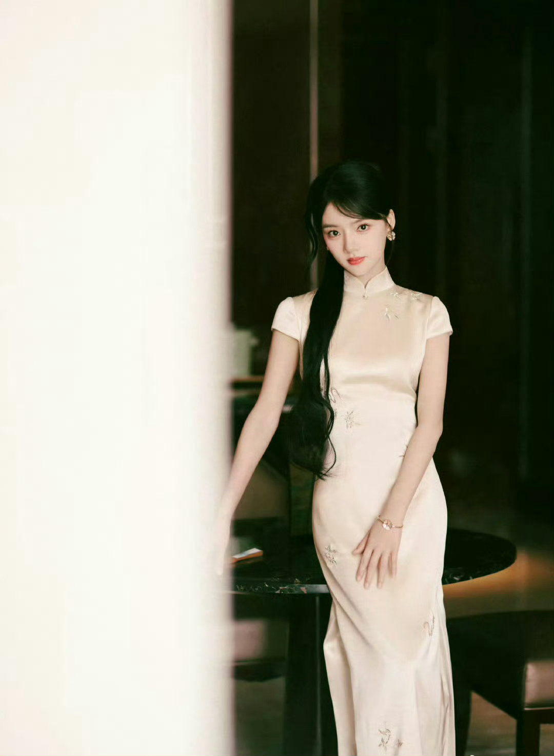 #任敏体态#别说，任敏是真的适合新中式啊！和温柔的亮色系穿搭适配度满分💯体态轻