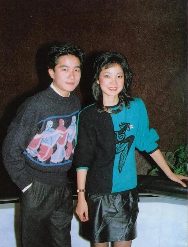 1982年，邓丽君与陈百强在宴会，笑容满面，举止温柔，合影留念，永恒的回忆！
1