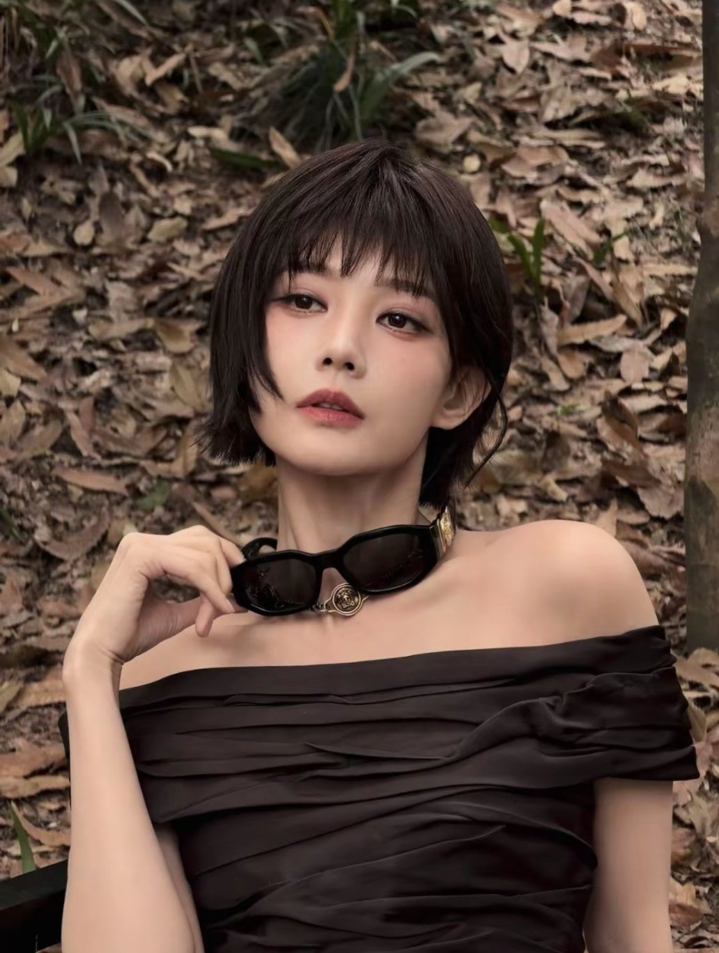 天呐李一桐这个短发造型简直是给美貌开了一键美颜拉满的效果！从甜妹到精致芭比的切换