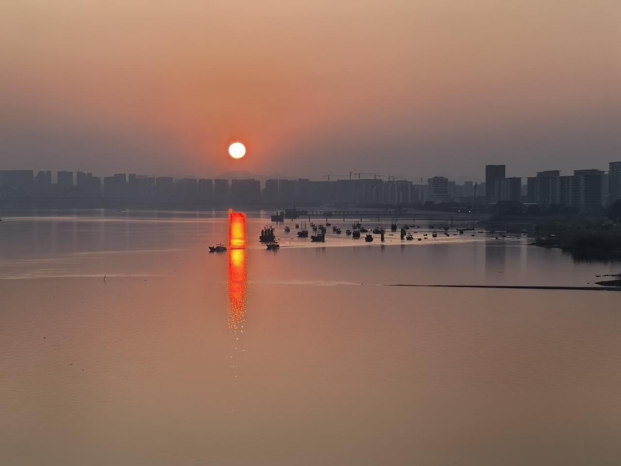 钱塘如镜，残阳似血。