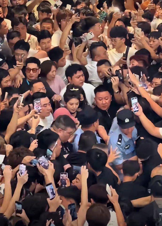 章若楠被男粉丝包围的场面，太窒息了 ​​​