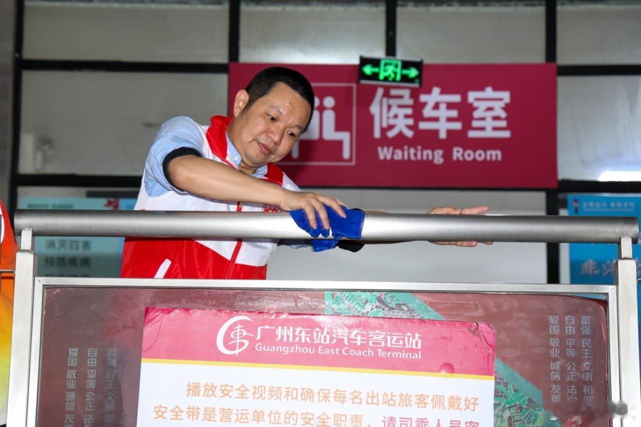 看见公益 善行无声，大爱有痕。公益的意义，不在于声势浩大，而在于长久坚守。有人默