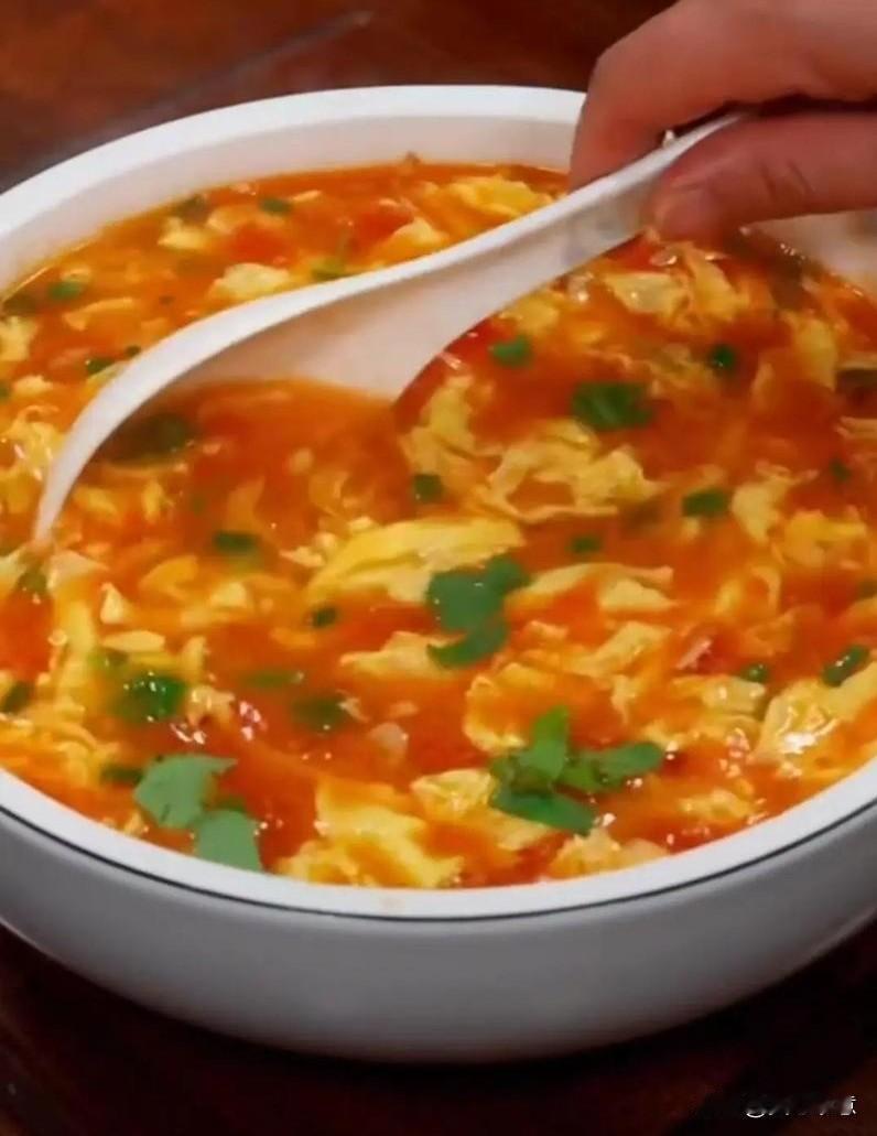 同事的亲戚从家乡给她带来一箱番茄🍅，这真是把她给愁死了！为啥？因为同事特别怕酸