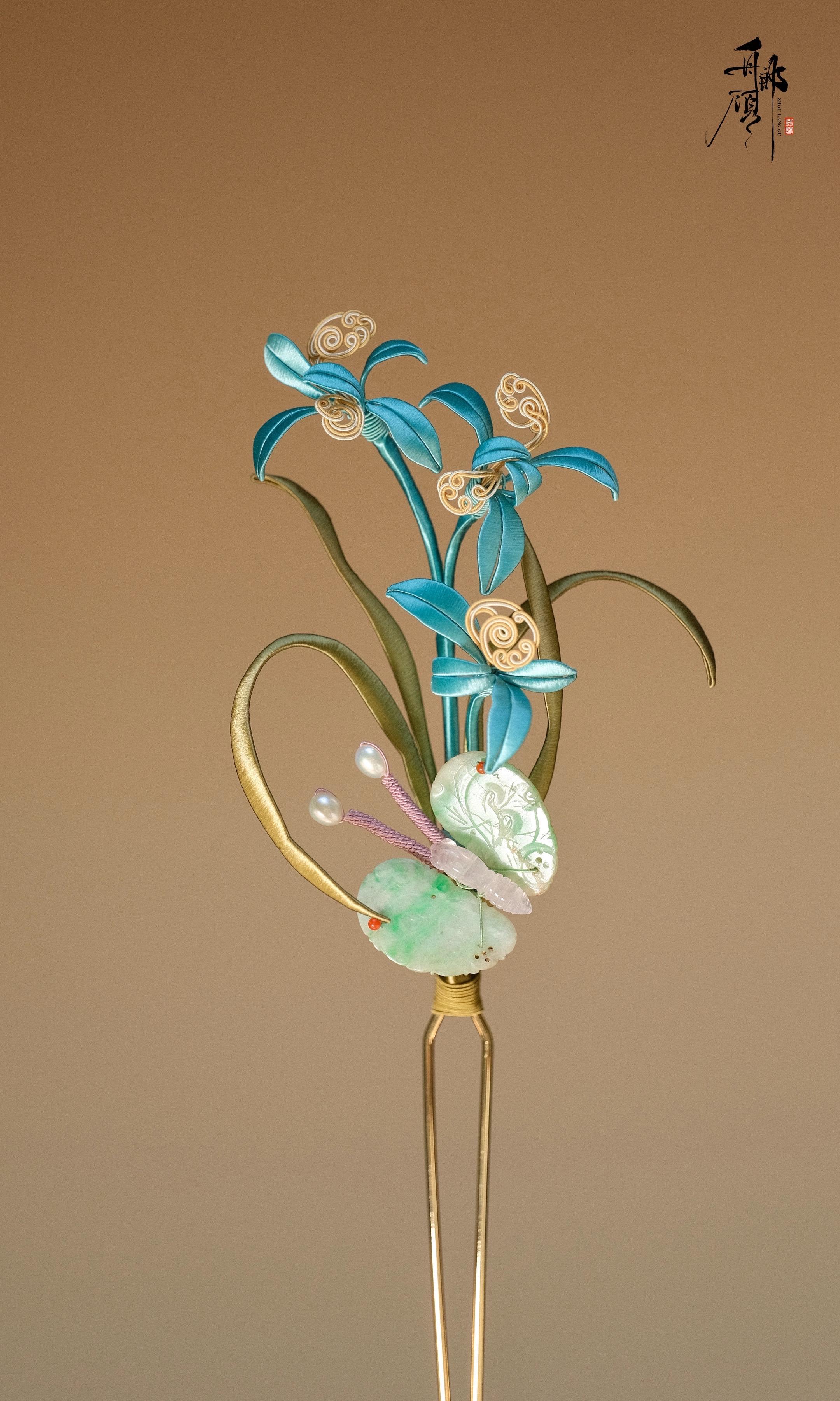 缠花，不愧为“立体刺绣”。每一道线痕，皆是它的灵魂所在。