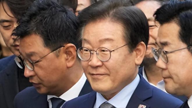 牌桌早就摆好，只等新总统落座。北京递来请柬——九三大阅兵八十周年，观礼台的位置空