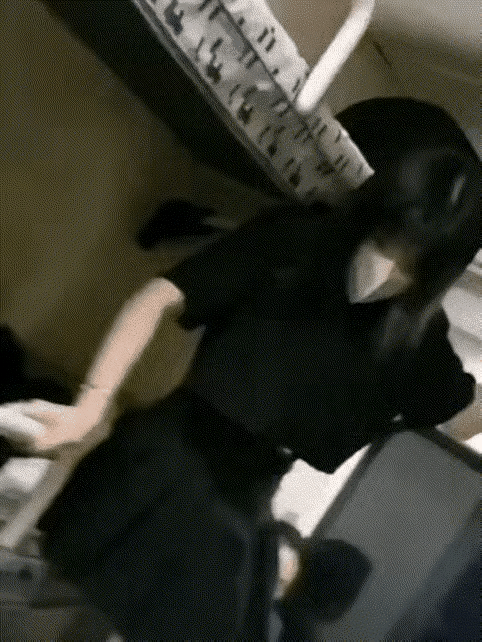 姑娘火车住在上铺，结果不小心走光了！女孩子出门在外，建议还是穿长裤子！