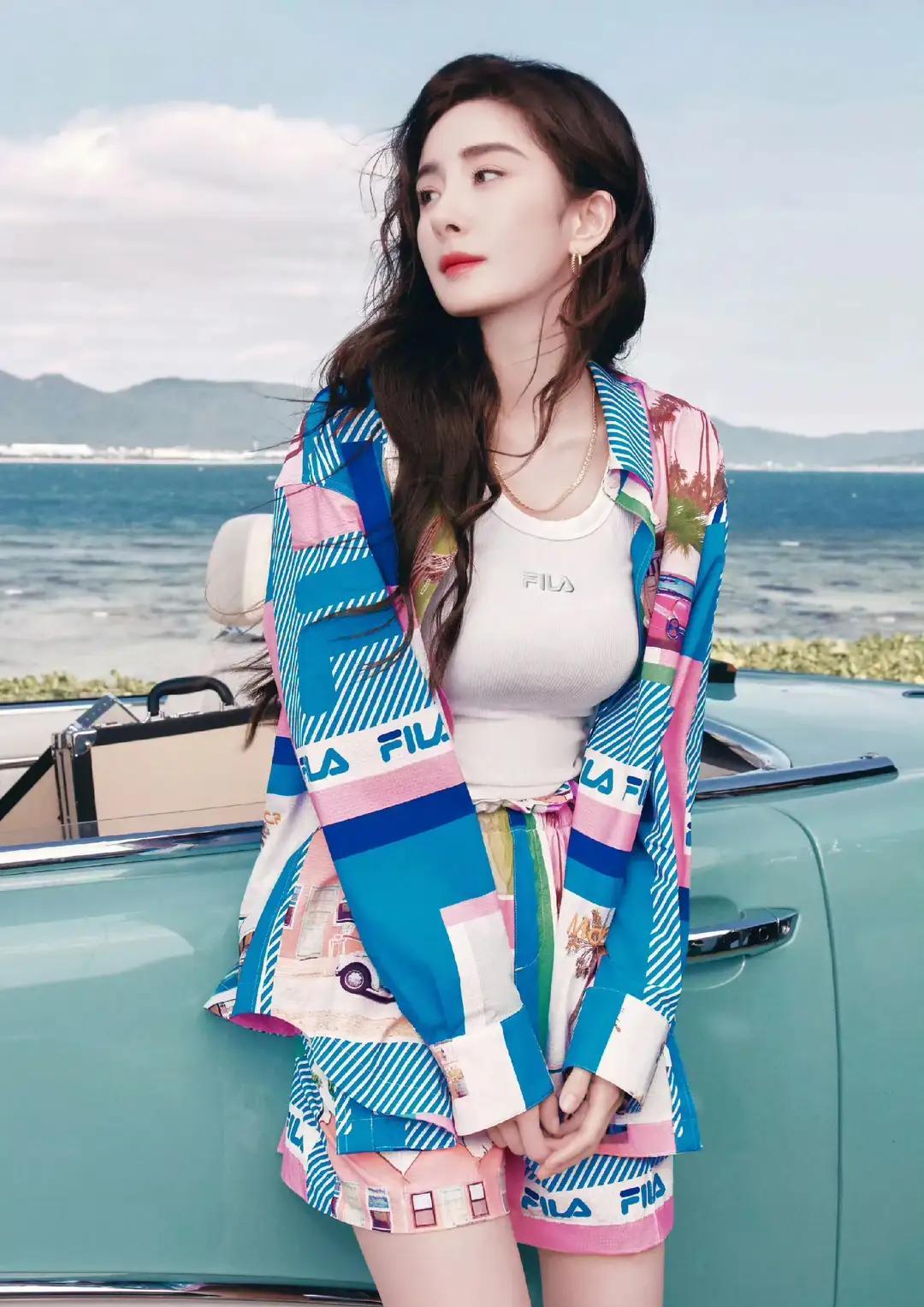 杨幂不是靠脸红的，是靠脑子活下来的。
从配角到老板，她没等别人给饭吃，自己开灶了