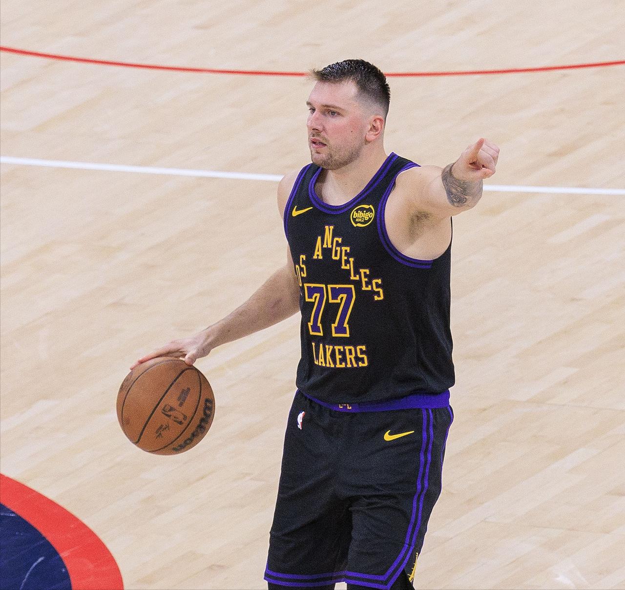 赛季过半“得分王”排名：
1、东契奇：33.4分
2、亚历山大：32.1分
3、