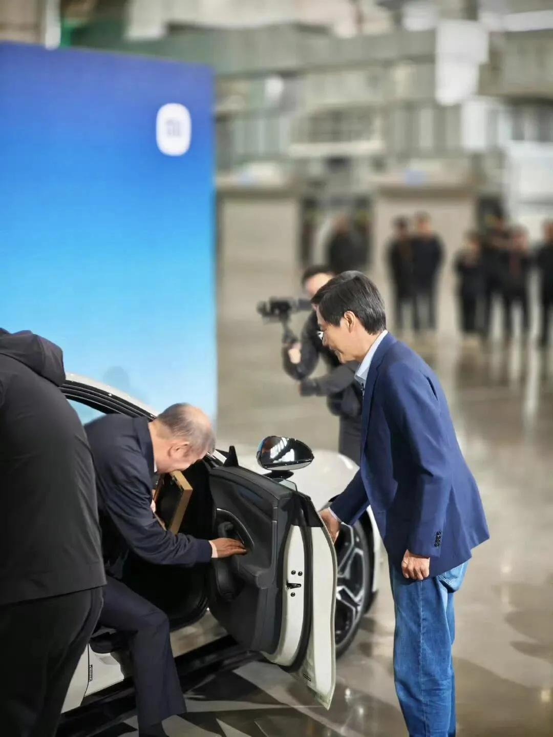 今日，首批小米SU7创始版在位于北京亦庄的小米汽车工厂正式交付，CEO雷军亲自为