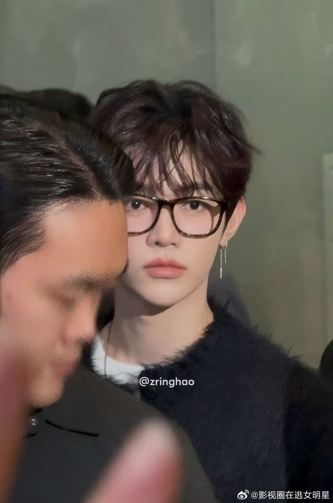 章昊黑框眼镜毛绒外搭 ​​​被章昊帅到简直轻而易举！好有冬日氛围感！ ​​​