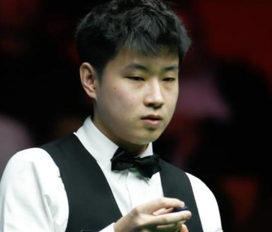 北京时间11月6日，斯诺克国际锦标赛1/4决赛对阵如下：

霍金斯（英格兰）VS