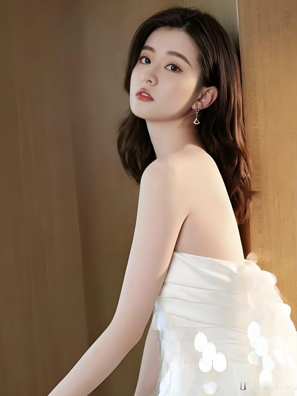 乔欣，气质温婉如玉，明眸皓齿间尽显东方雅致。从《欢乐颂》的关雎尔到时尚icon，