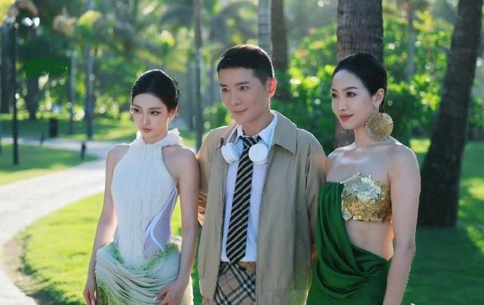 今天宋茜和宁艺卓一起在三亚出席时尚活动，两位都搭配的很靓丽，站在一起超有姐妹范儿