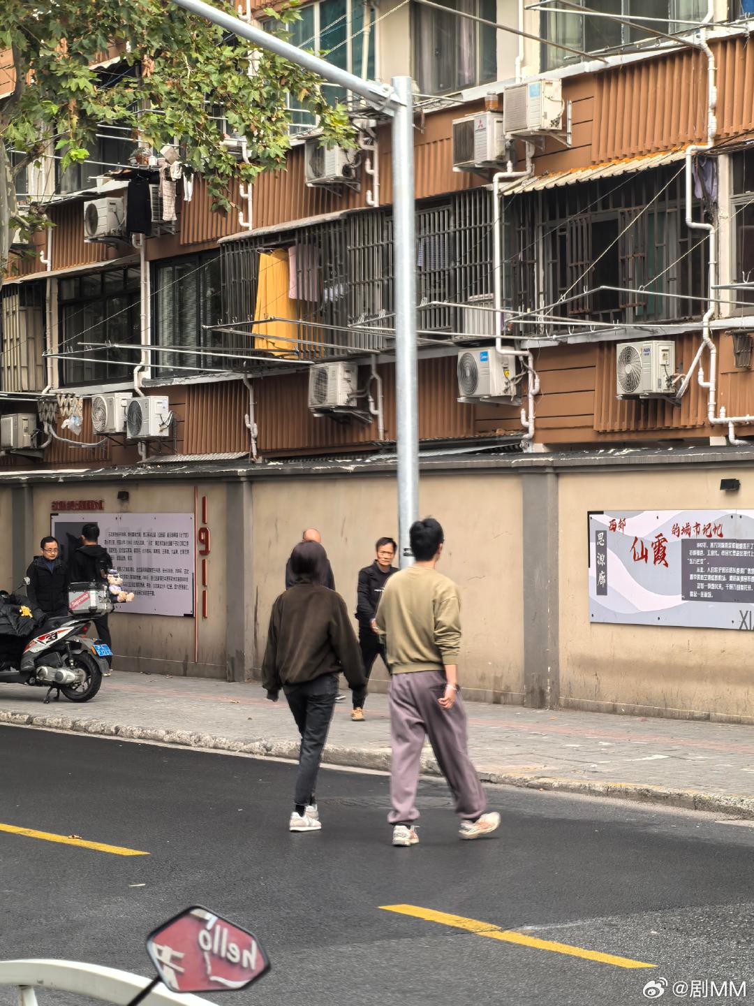 上海街头偶遇朱亚文沈佳妮上海偶遇朱亚文沈佳妮 上海网友拍到朱亚文和沈佳妮了，俩人