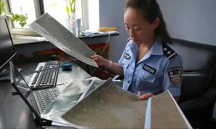 1998年，内蒙一女子自家商店被盗，女子通过足迹跟踪到盗贼，没想到女子竟然被破格