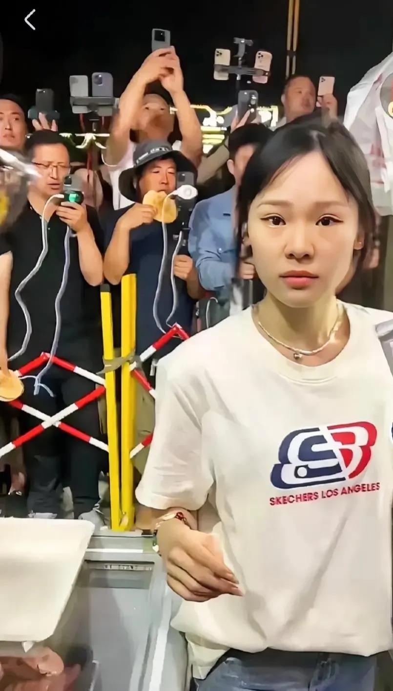 郭有才女友，很单纯善良的女孩子，但是双眼皮有点假。爱美是自己的自由，可能之前条件