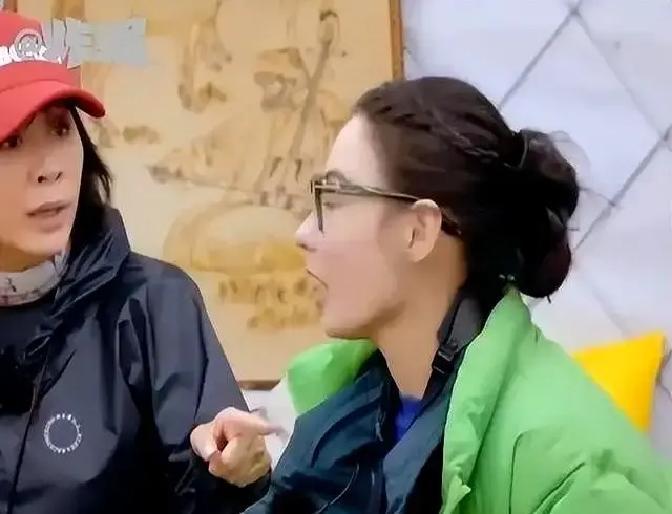 前夫家突然点名她
 
镜头里刘嘉玲一句“谢家怎么看你”砸下来，全场安静。张柏芝只