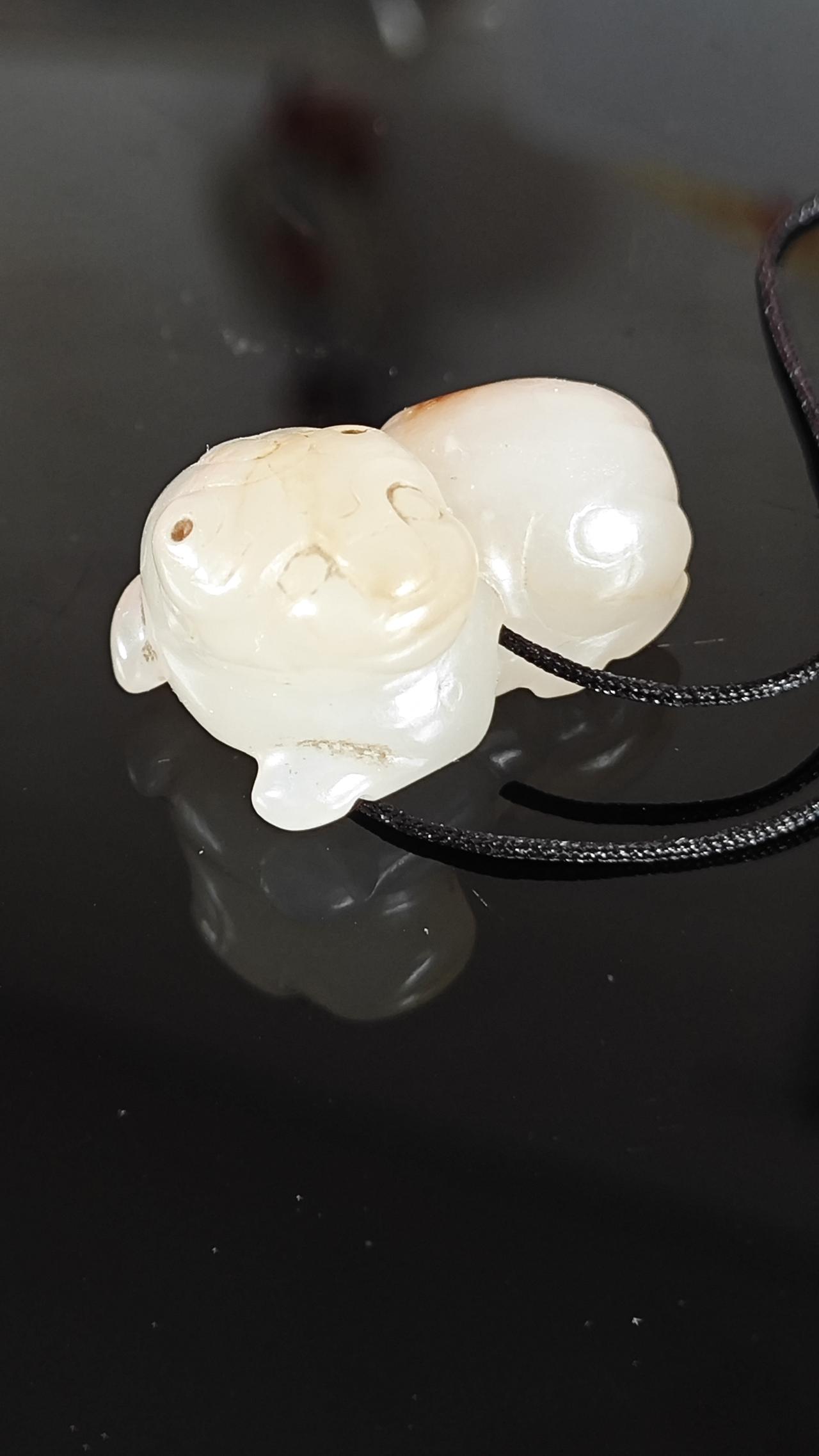  

 
东汉～隋。田白玉回头瑞兽，十克左右洒金皮
腹部横穿孔，这是汉魏六朝组佩