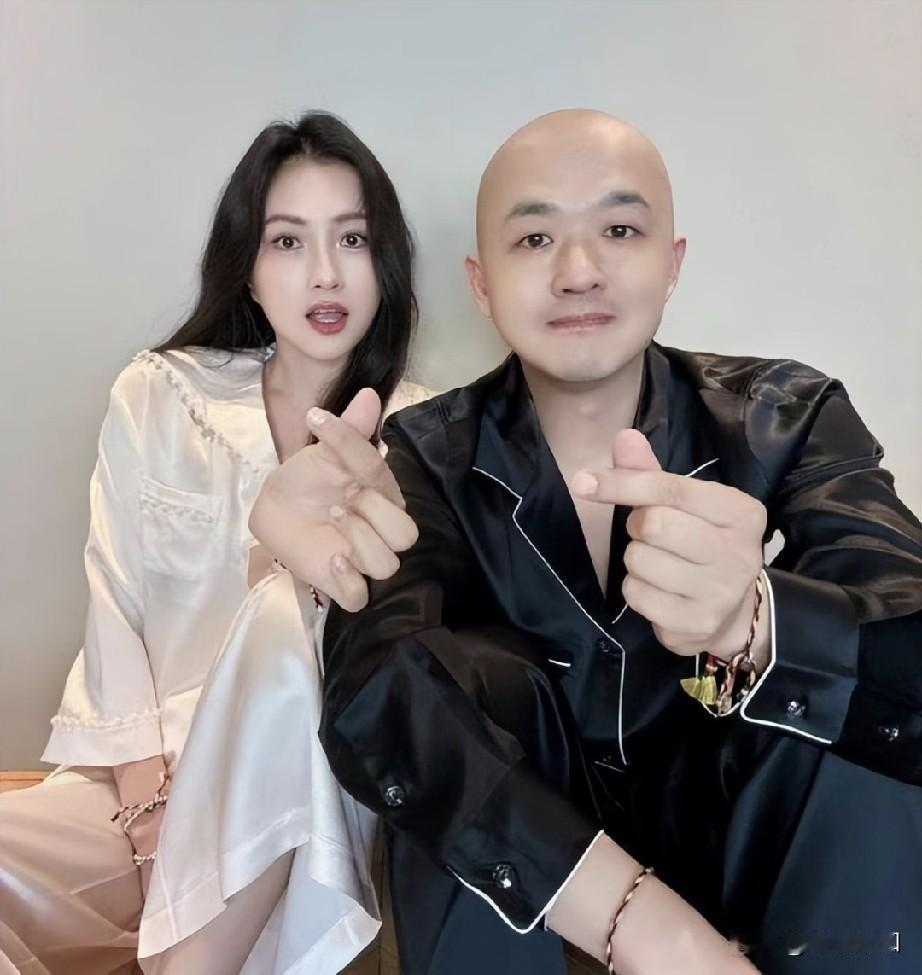 我有预感

包文婧是不会跟包贝尔分开的

倒不是因为包文婧是恋爱脑，而是因为她刚